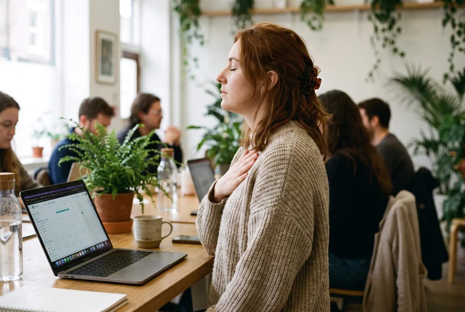 Yoga para el estrés laboral: pausas de 5 minutos